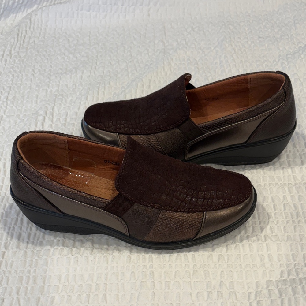 Stefania Italy Women’s Elegant Brown Textured Loafers